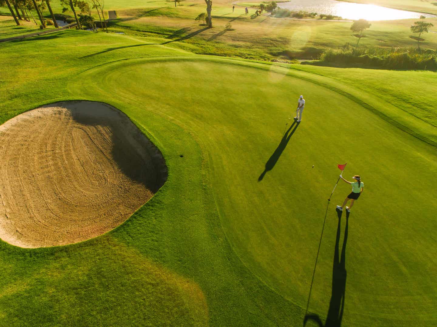 Japans Lieblingssportarten. Golfplatz aus der Vogelperspektive mit zwei Spielern