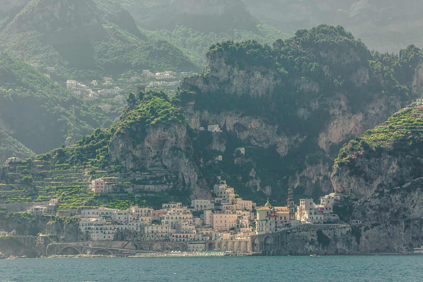 Italienische Adria Urlaub mit DERTOUR. Kleiner Ort in den Bergen der Amalfiküste vom Meer aus betrachtet