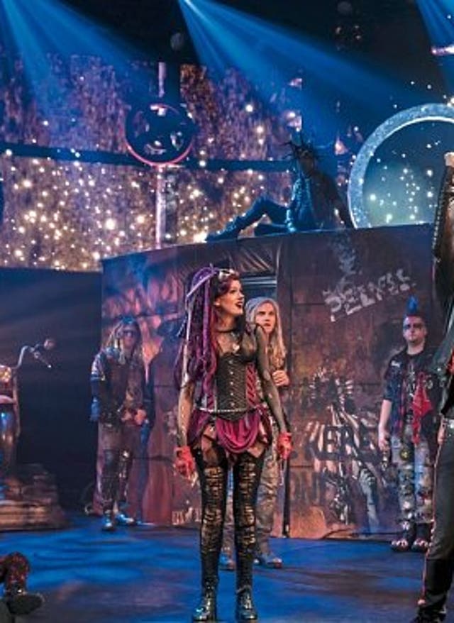 Angebot anfragen We Will Rock You - Musical in Stuttgart - Personen performen auf der Bühne