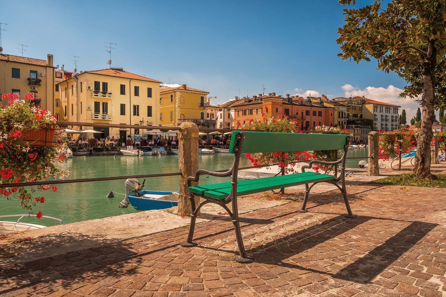 Sonnige Promenade am Gardasee in Italien