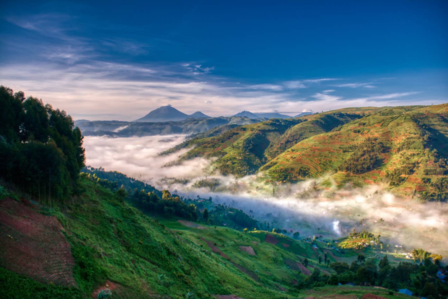Rundreisen Uganda: Vulkanische Landschaft in Uganda