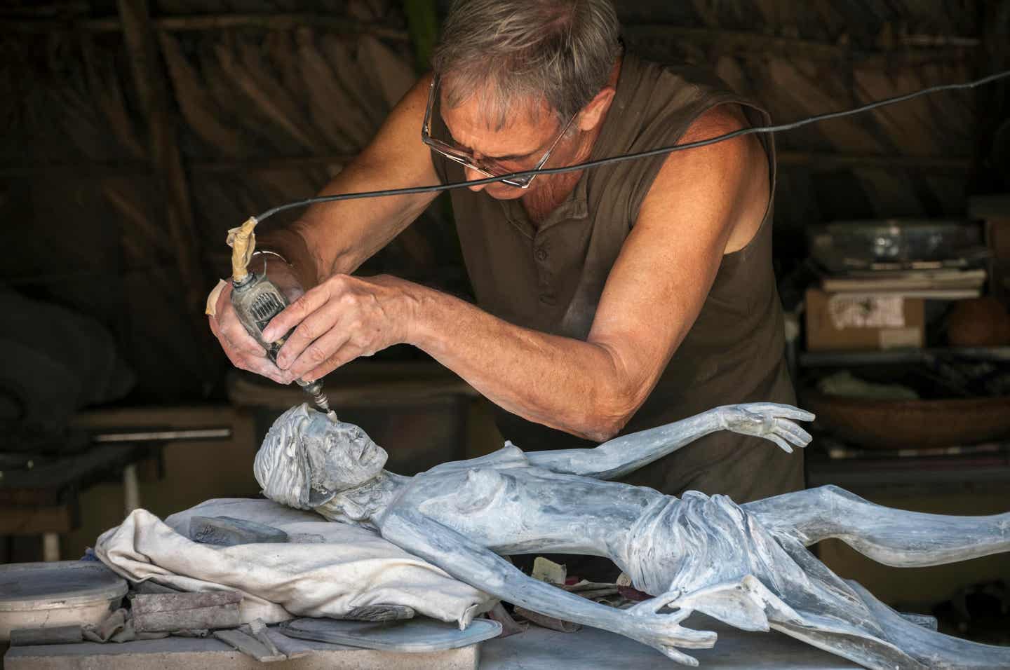 Seychellen: Künstler Tom Bowers in seiner Werkstatt bei der Arbeit an einer Skulptur