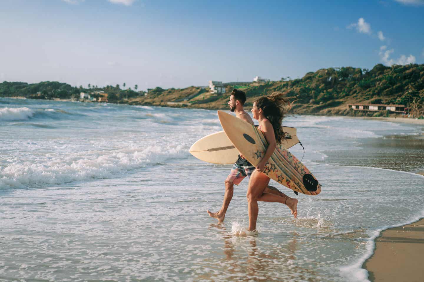 Brasiliens Strände: Paar läuft auf das Meer zu