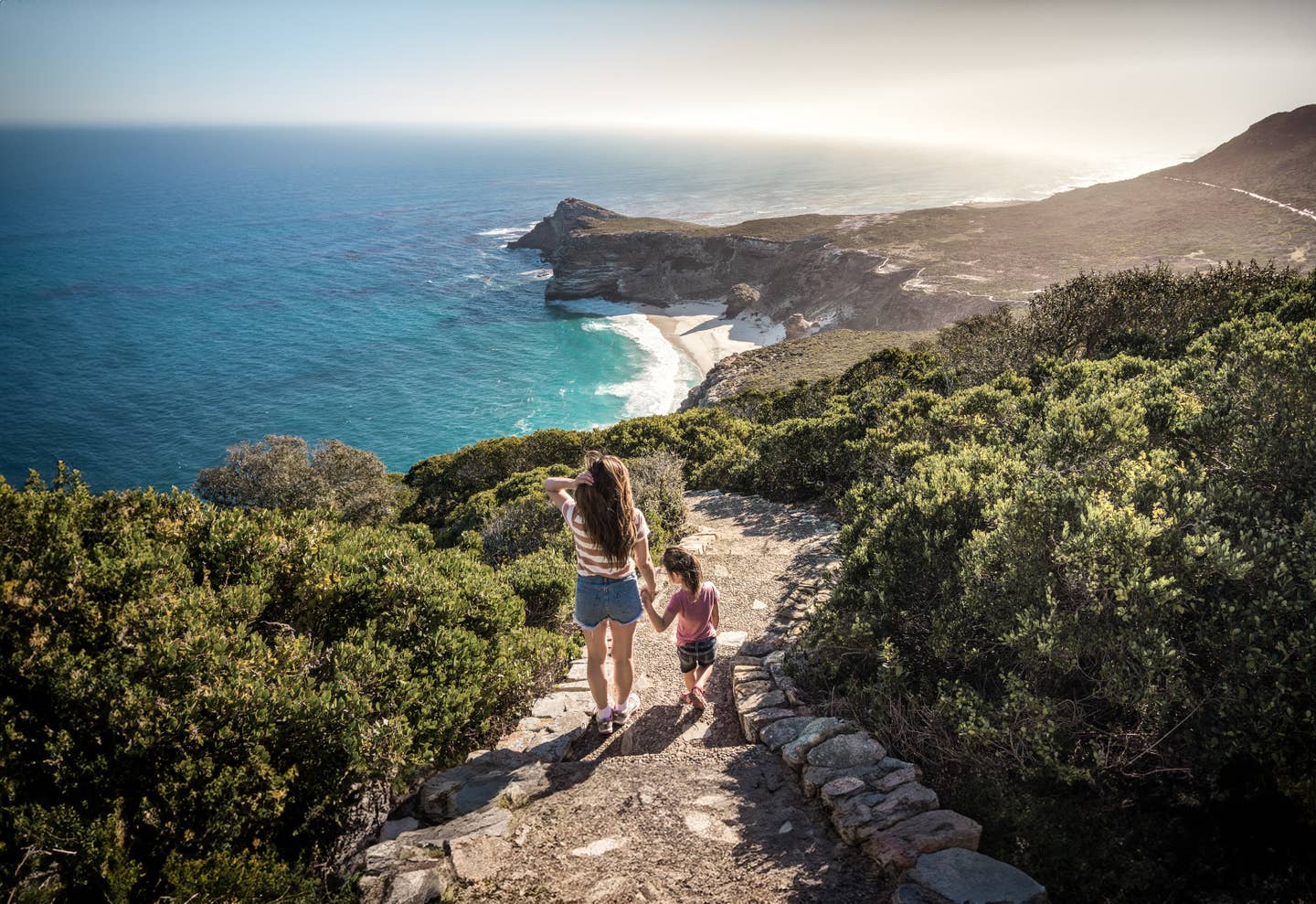 Südafrika mit Kindern: gemeinsam die Aussicht am Cape Point genießen