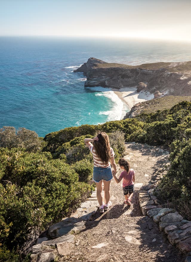 Familienurlaub Südafrika Südafrika mit Kindern: gemeinsam die Aussicht am Cape Point genießen