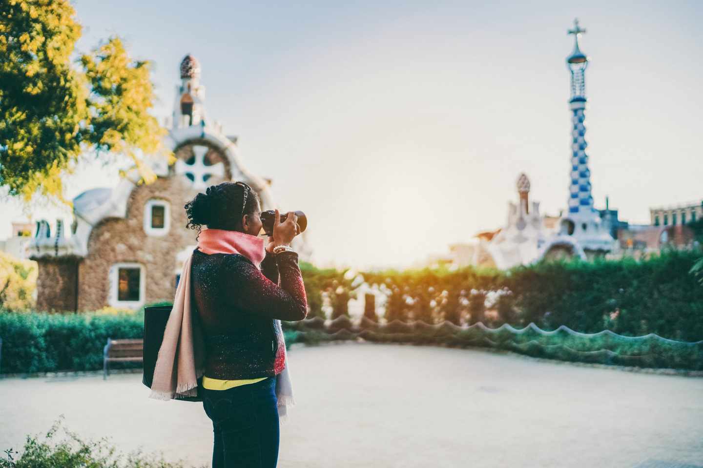 Städtetrip Dezember. Touristin mit Kamera in Barcelona - Spanien
