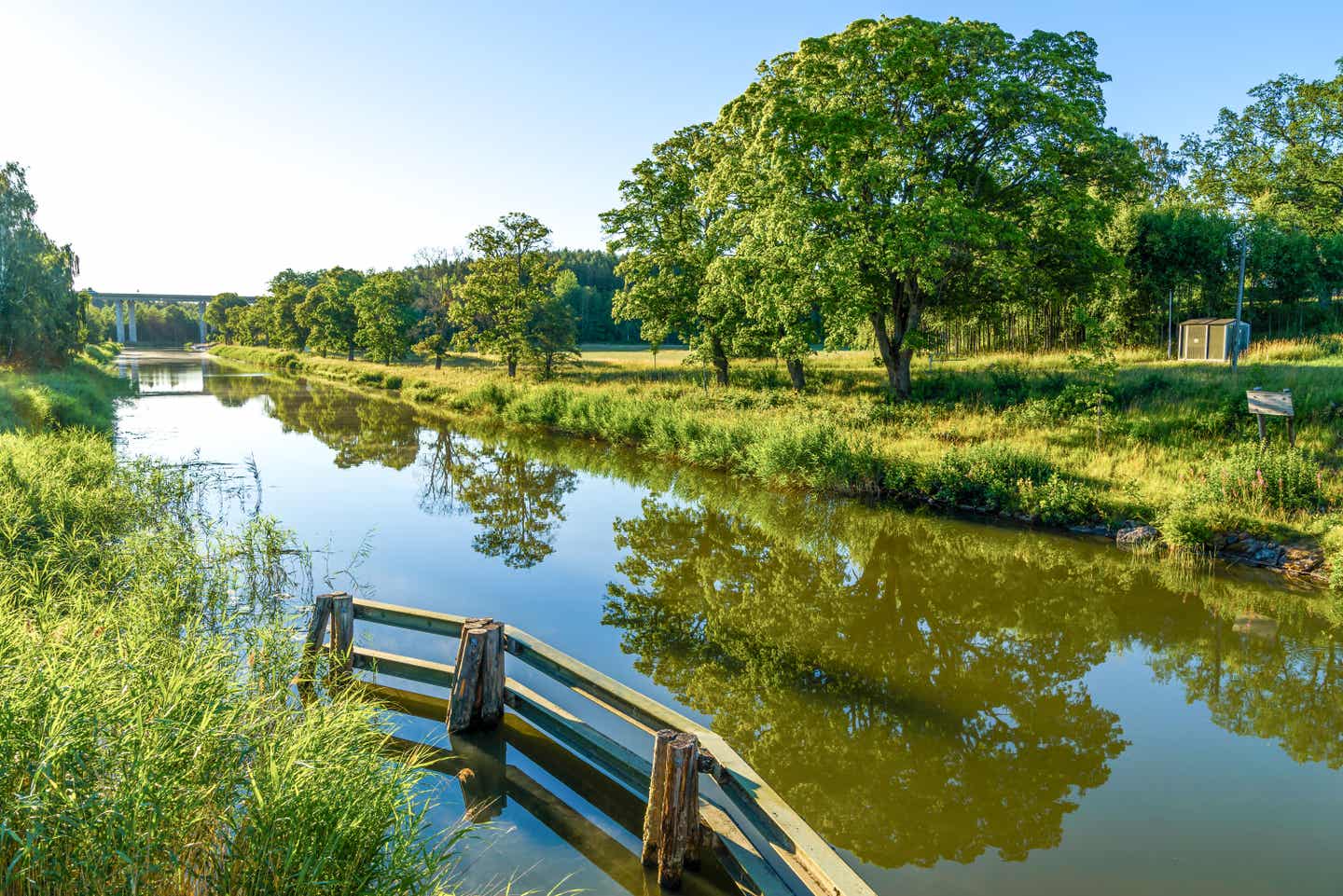 Der Götakanal in Schweden, eigebettet in eine grüne, dyllische Landschaft