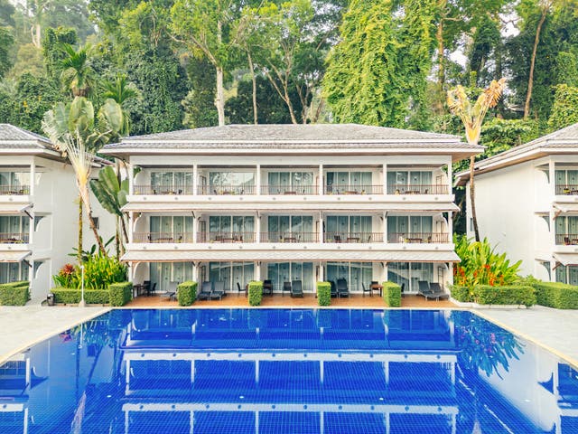 Außenansicht eines Hotelgebäudes mit Pool im Vordergrund