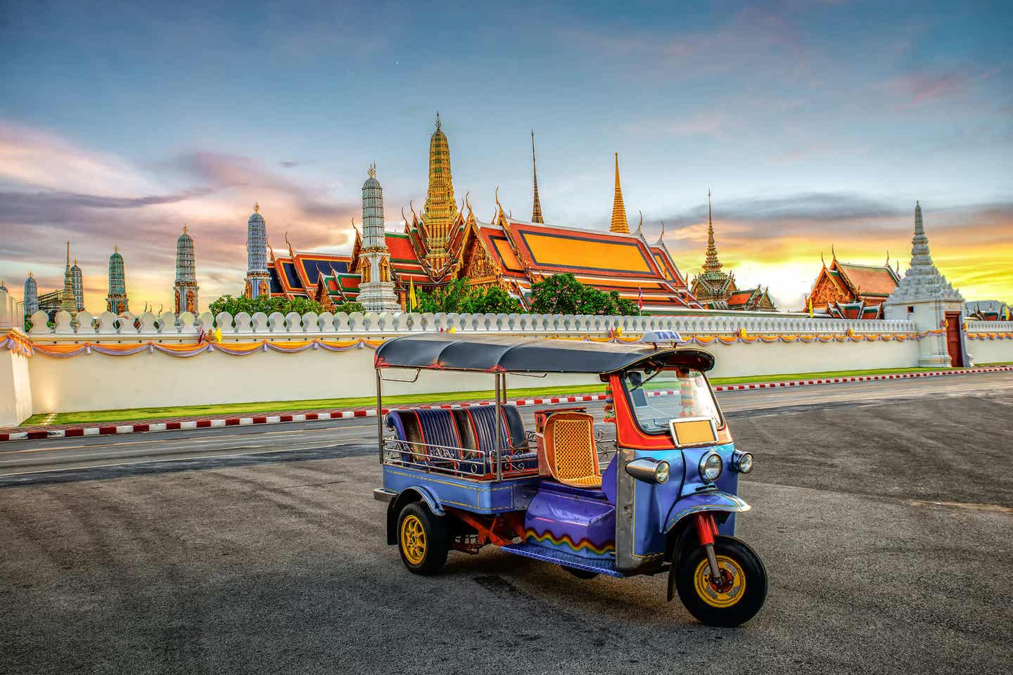 Die Hauptstadt Thailands entdecken - TukTuk vor Wat Phra