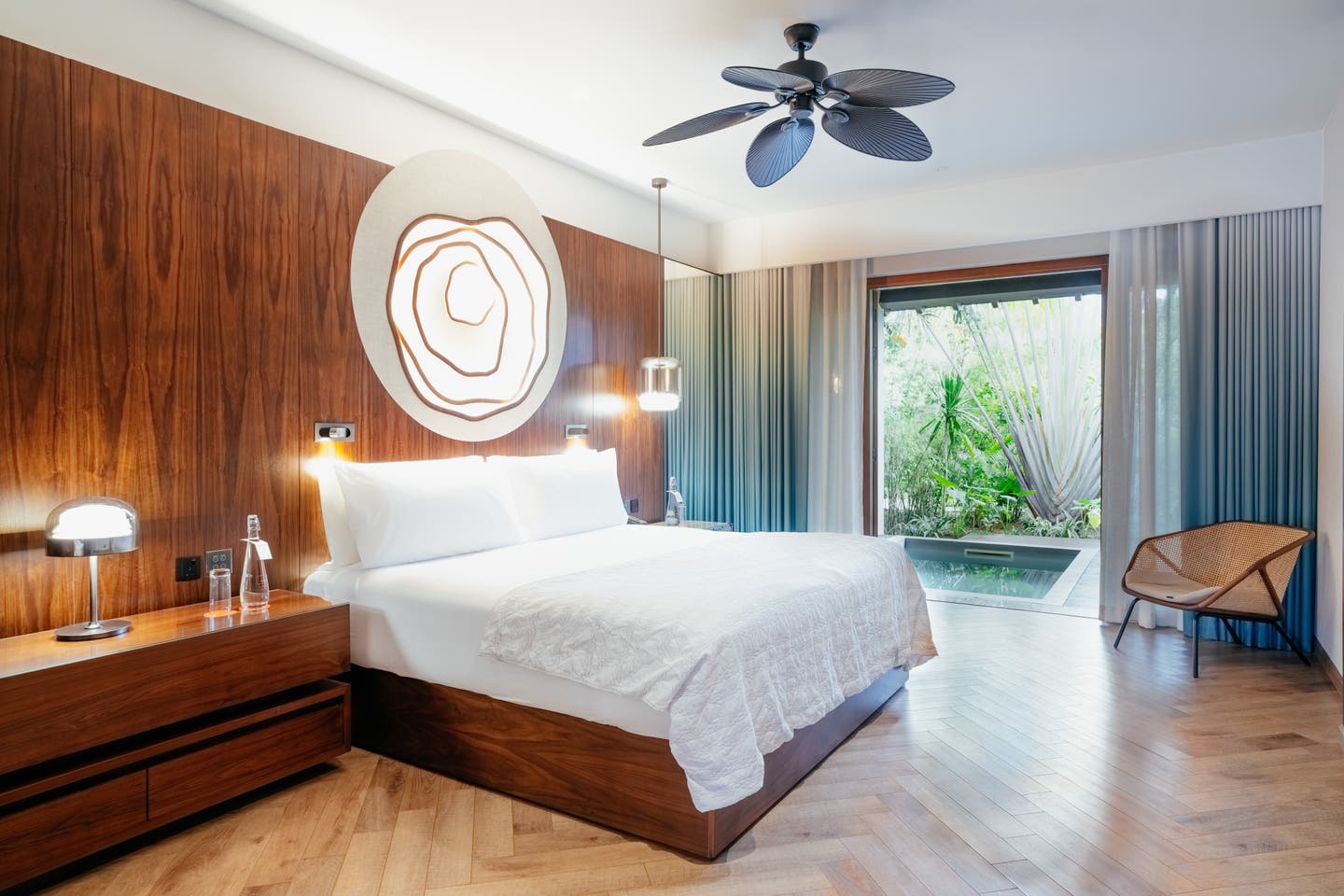 Doppelbett in einem exklusiven Hideaway des Hotels mit privatem Pool
