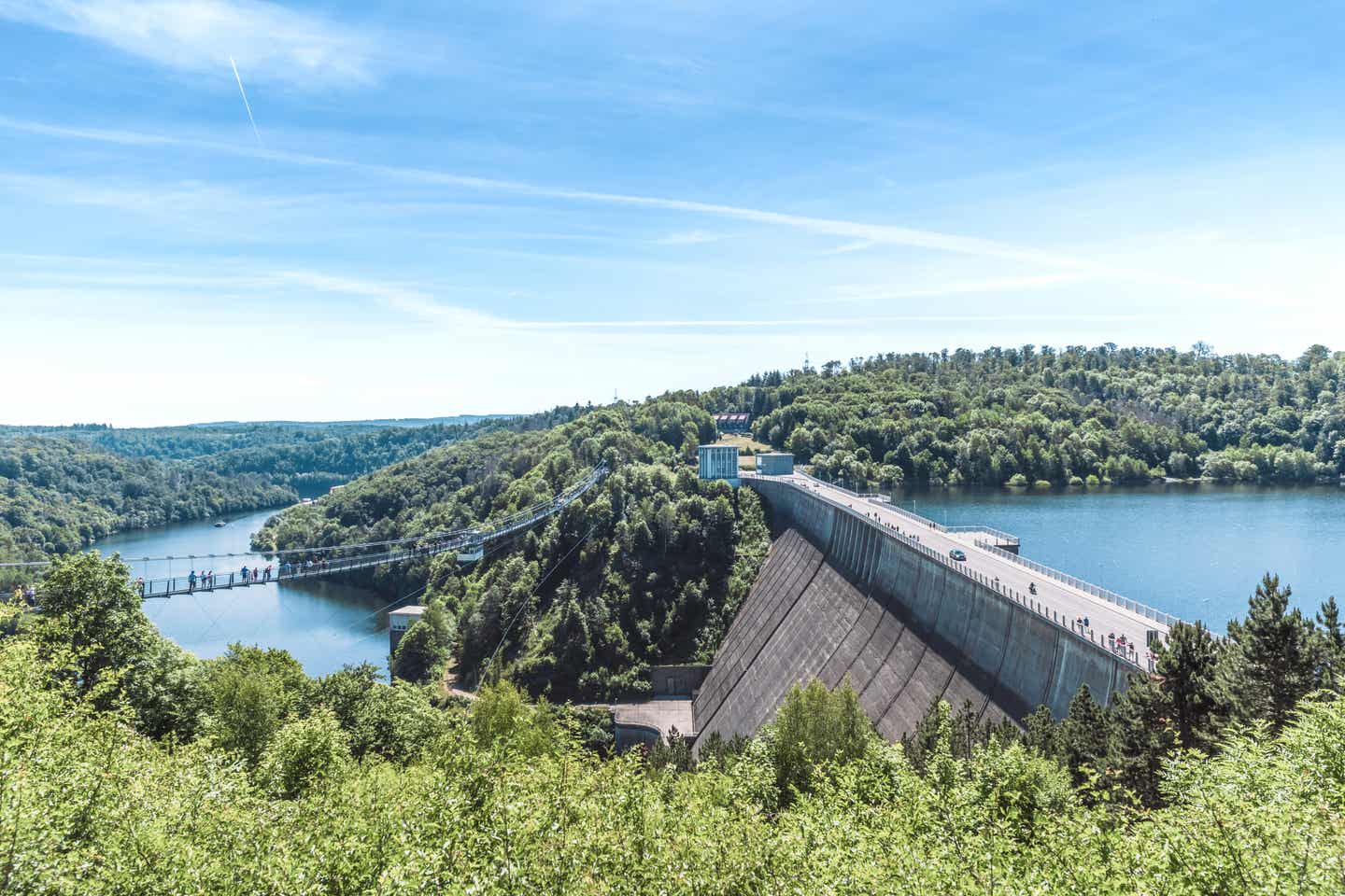 Rappbodetalsperre: Blick auf Staudamm und Hängebrücke 