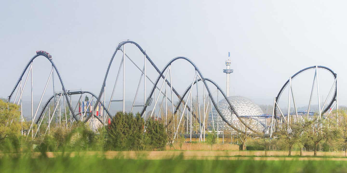 Europa-Park Achterbahn Silver Star mit jubelnden Passagieren