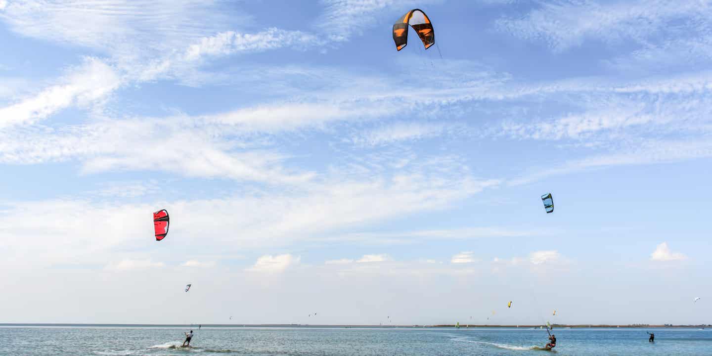 Kitesurfer am Strand von Thailand 