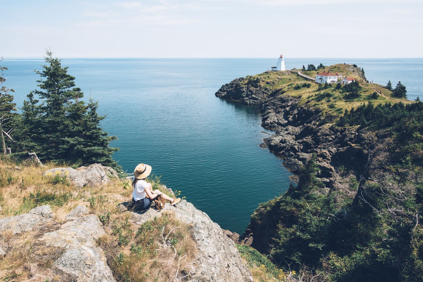 Frau blickt auf die Bay of Fundy 