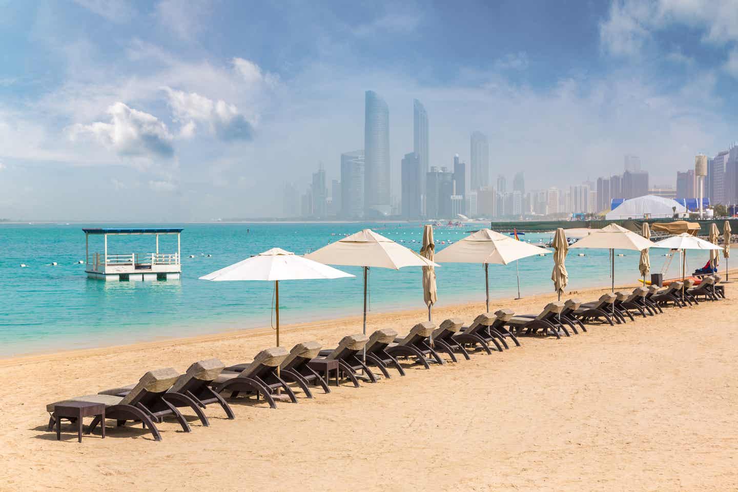 Abu Dhabi Schirme am Strand