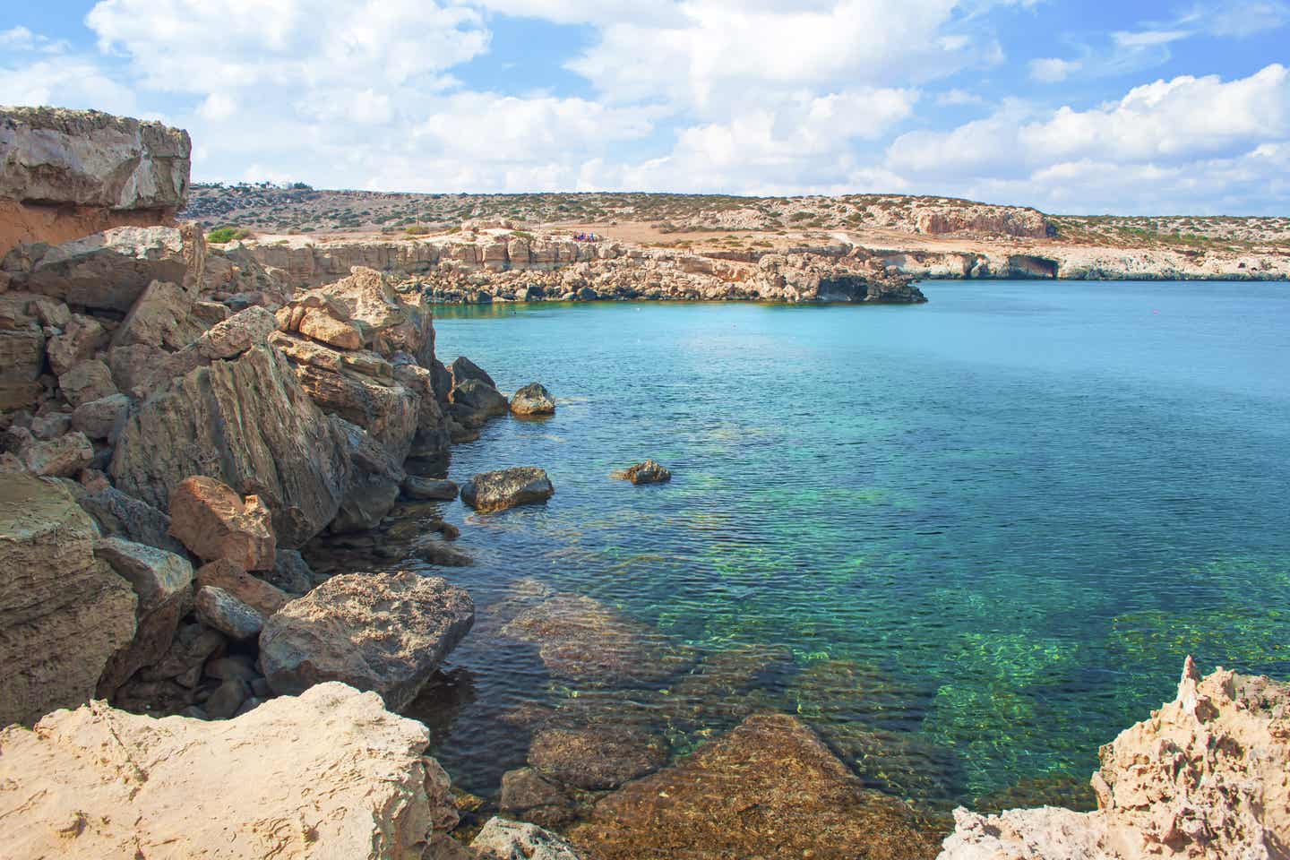 Zypern Strände: Blaue Lagune mit Felsküste in der Nähe von Kap Greco auf Zypern