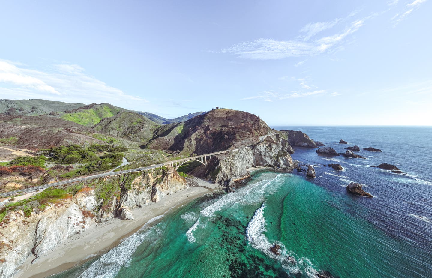 Die beste Reisezeit für die Westküste der USA. Brücke an der Küste Big Sur in Kalifornien
