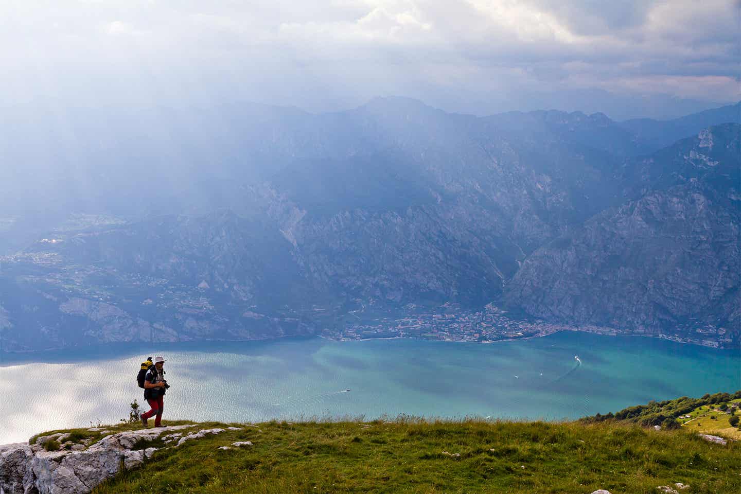 Frau wandert auf dem Monte Baldo mit Blick auf den Gardasee