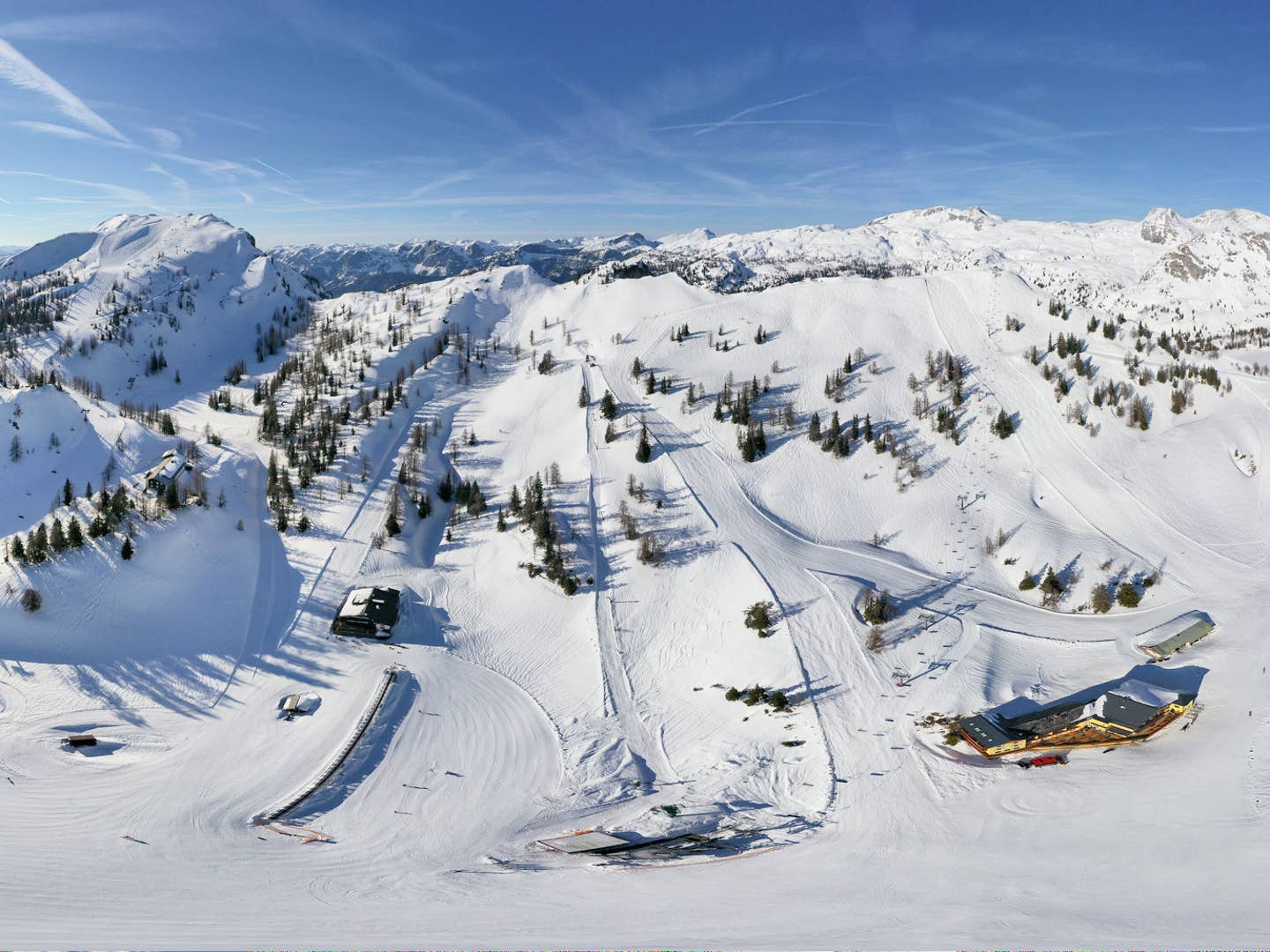 Skiurlaub Österreich – Blick auf die Skipisten von Tauplitz in der Steiermark