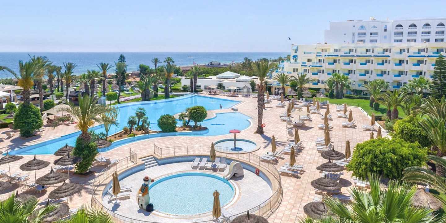 Blick auf die Anlage mit Pool und Kinderpool des Sentido Bellevue Park