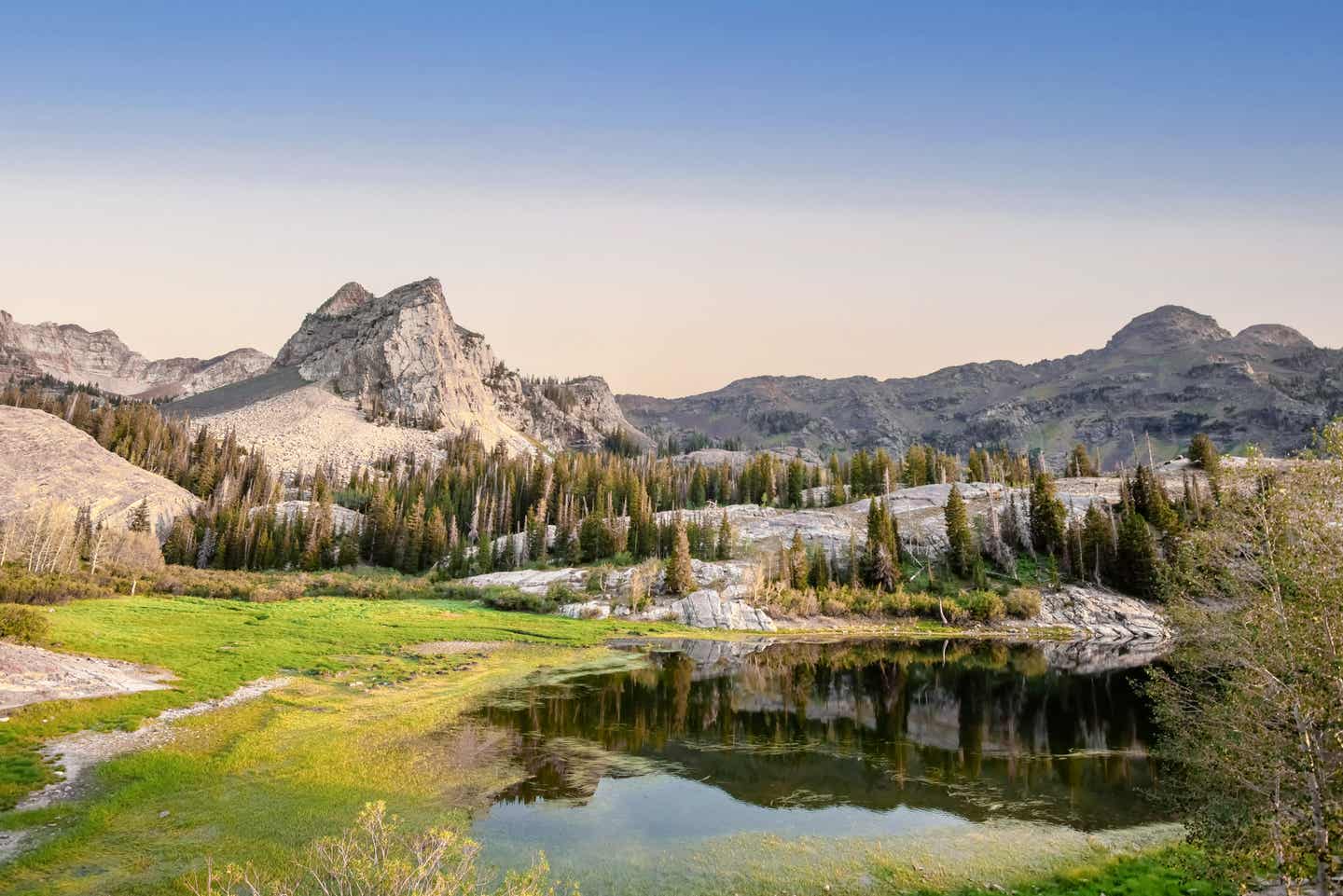 Lake Blanche außerhalb von Salt Lake City in Utah mit Bäumen und Bergen im Hintergrund