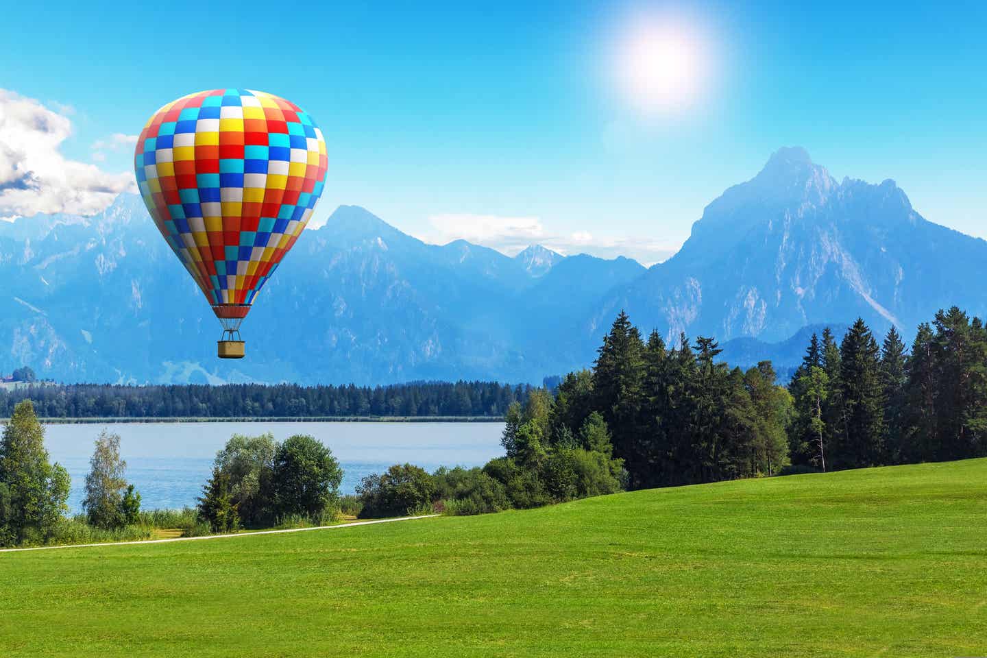 Heißluftballon am Alpenrand Bayern