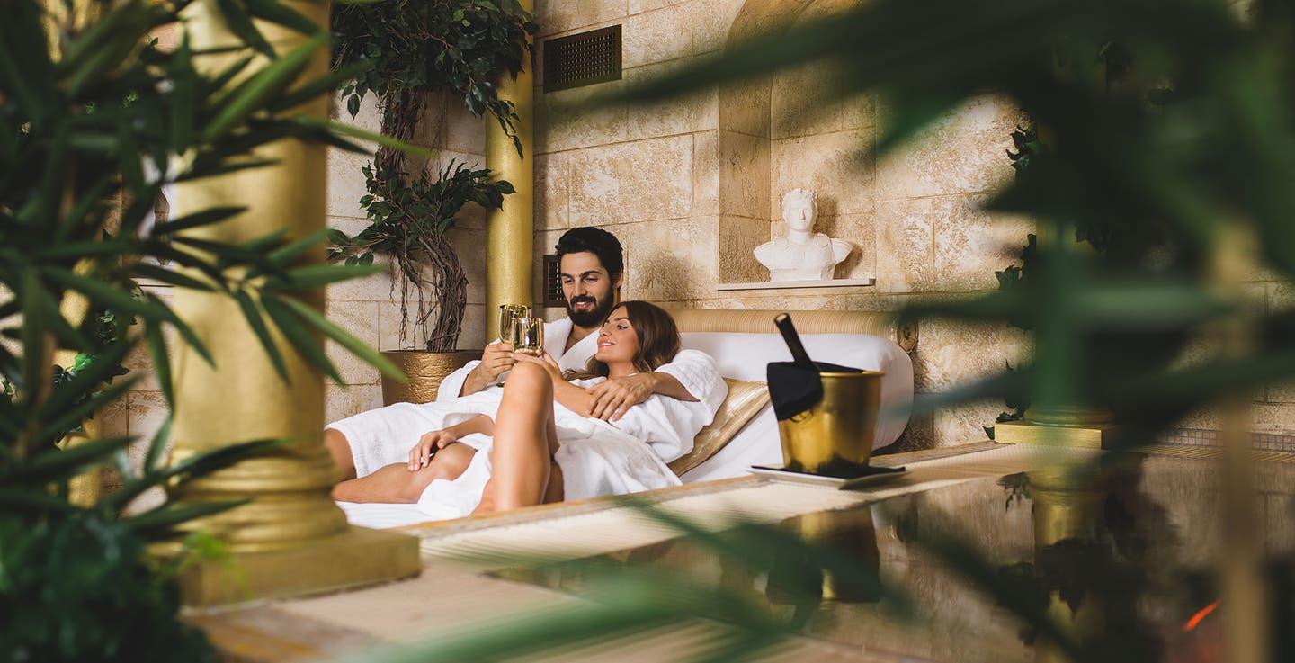Wellnessbehandlung Luxus Paar genießt Ruhe im Spa