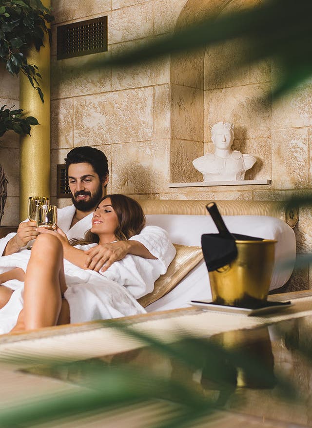 Wellnessbehandlungen Wellnessbehandlung Luxus Paar genießt Ruhe im Spa