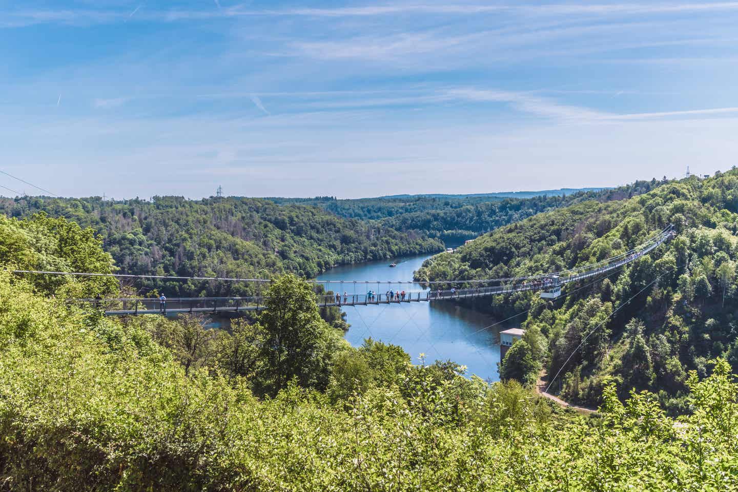 Die Hängebrücke Titan verläuft über den Stausee der Rappbodetalsperre