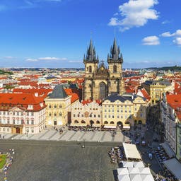 tschechien-prag-altstadt-teynkirche-marktplatz-t-451299927.jpg