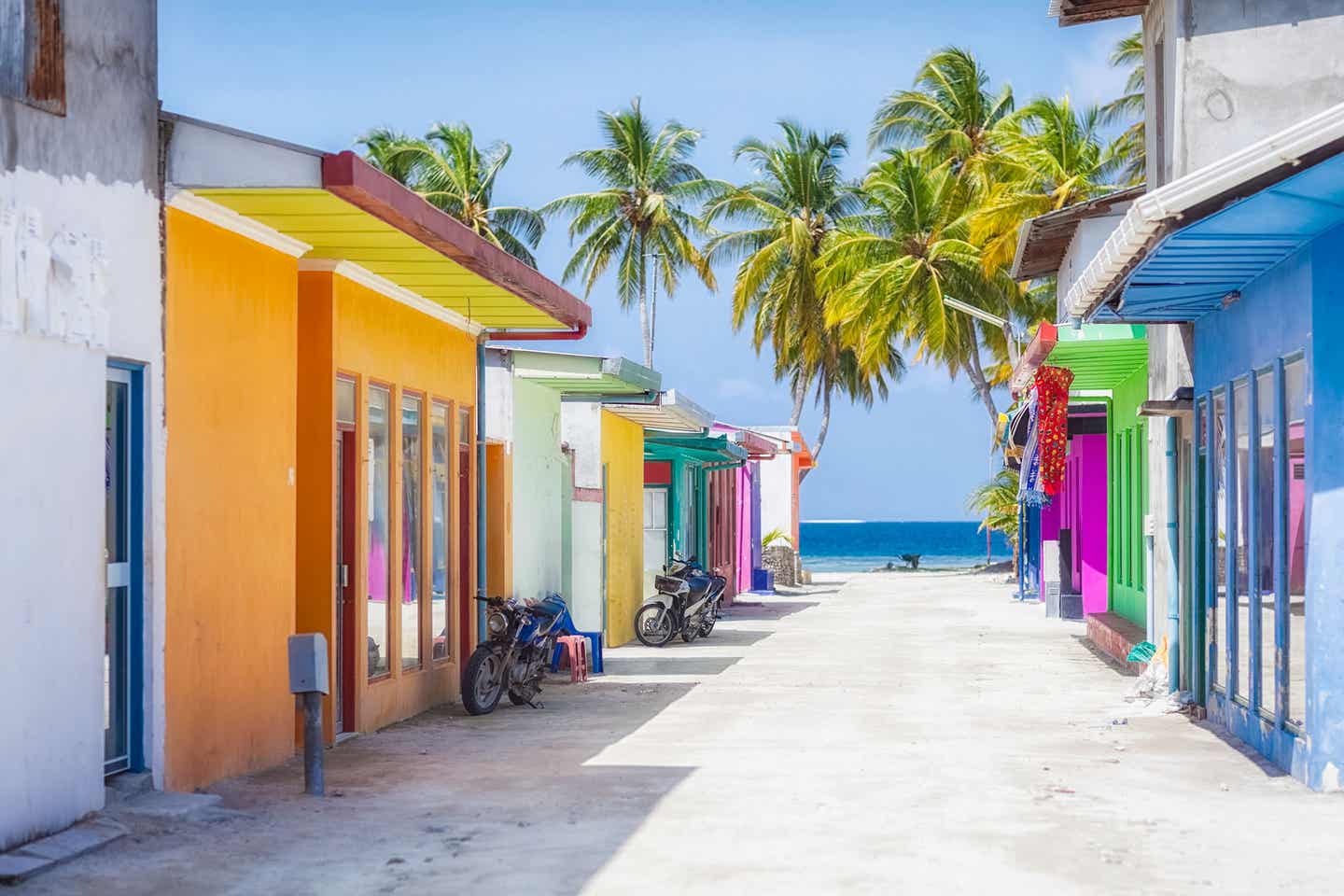 Malediven: bunte Häuser am Strand