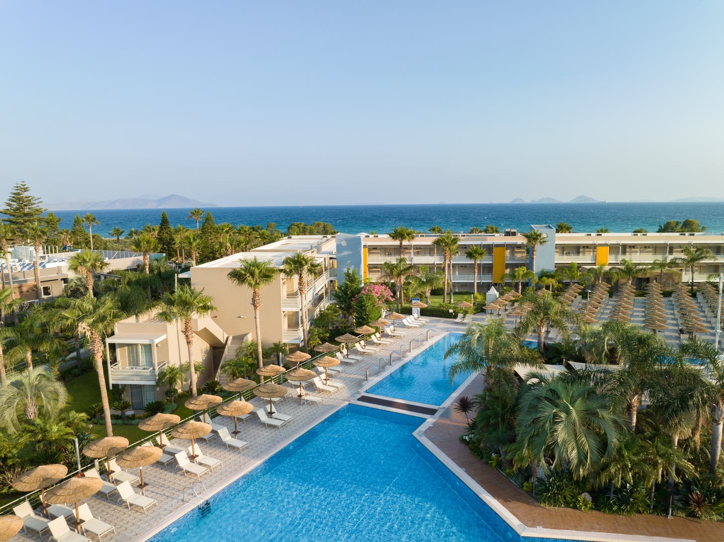 Blick auf Hotelanlage und Pool