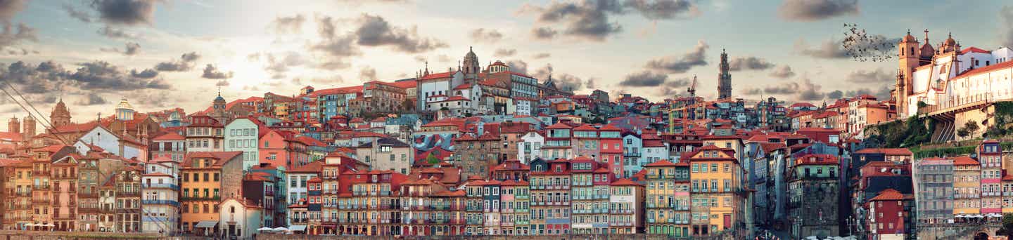 Portugal Urlaub mit DERTOUR. Panoramablick auf die bunten Häuser der Altstadt von Porto