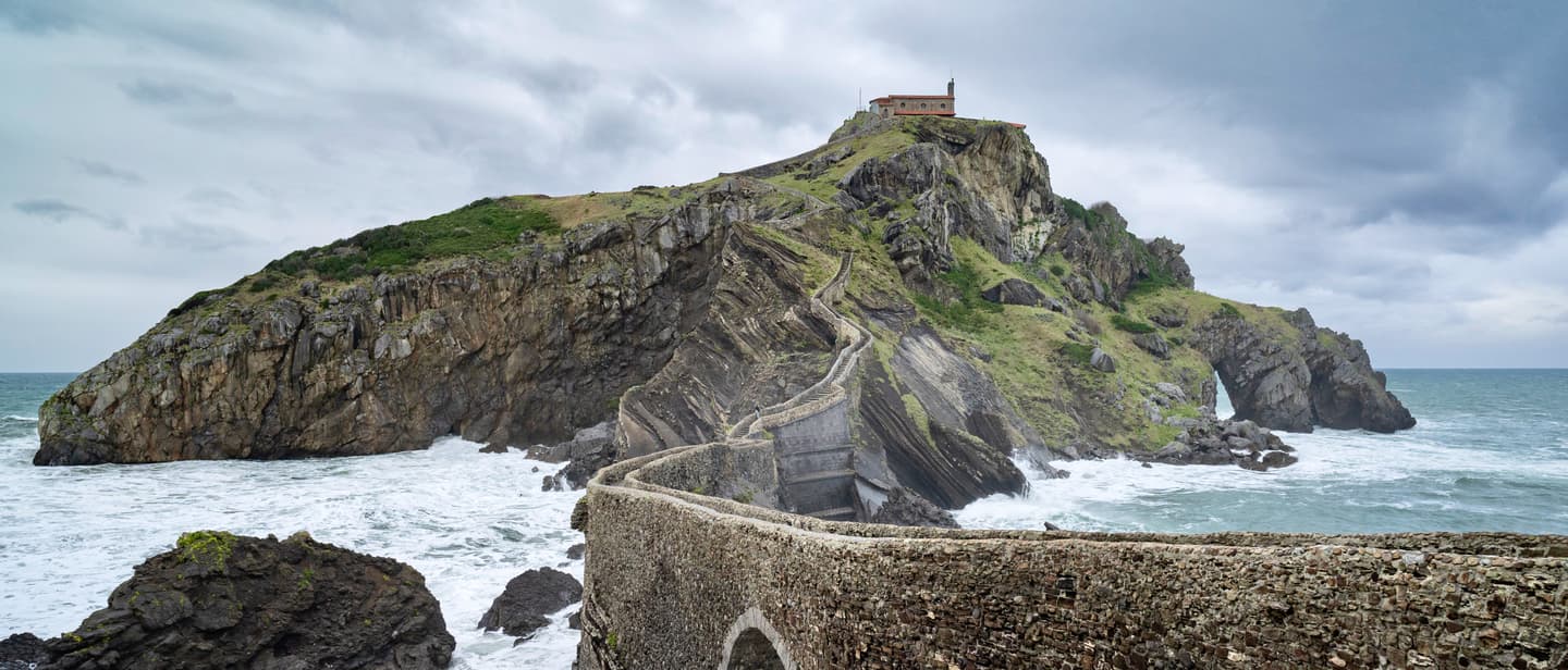 Blick auf die Insel Gaztelugatxe mit dem Kloster San Juan, einen „Game of Thrones“-Drehort in Spanien