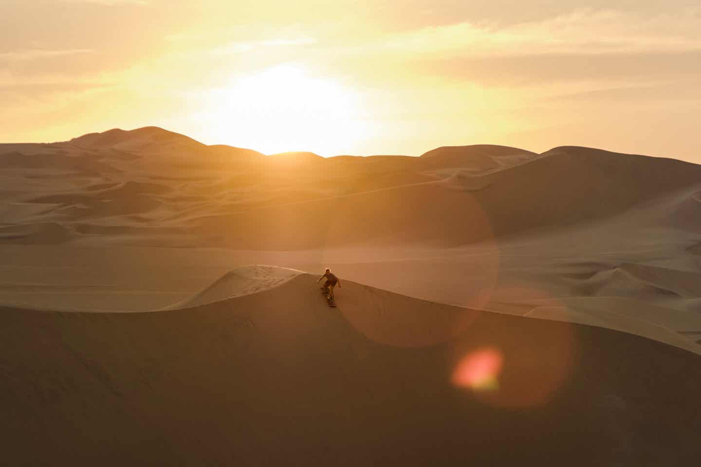 Sandboarder in der Wüste