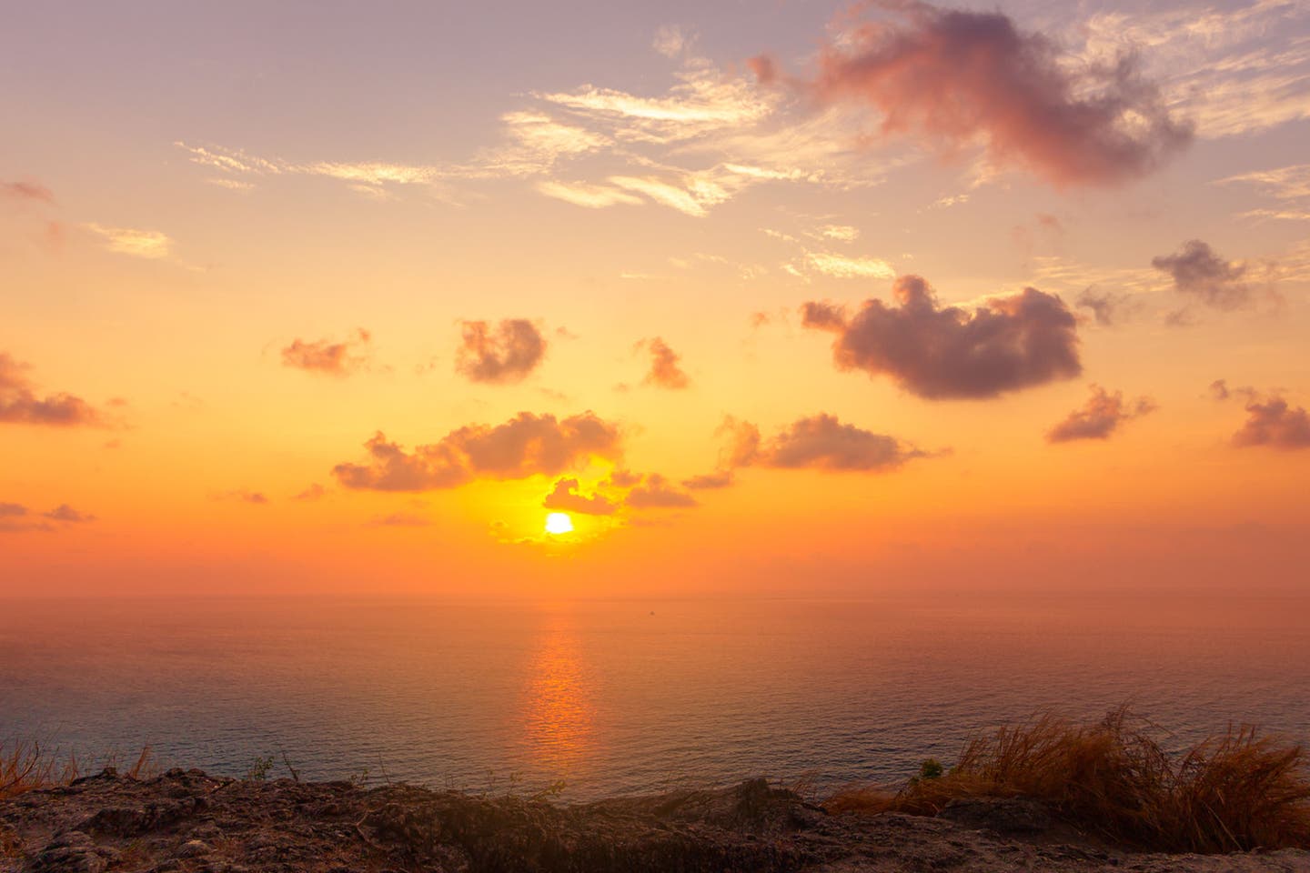 Sonnenuntergang am Promthep-Kap mit spiegelnder Sonne im Meer