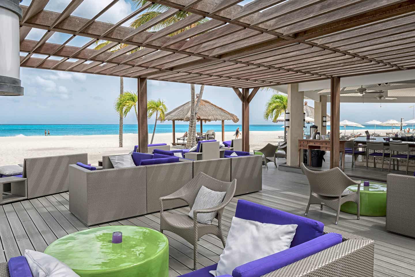 Restaurant mit Aussicht auf Strand und Meer