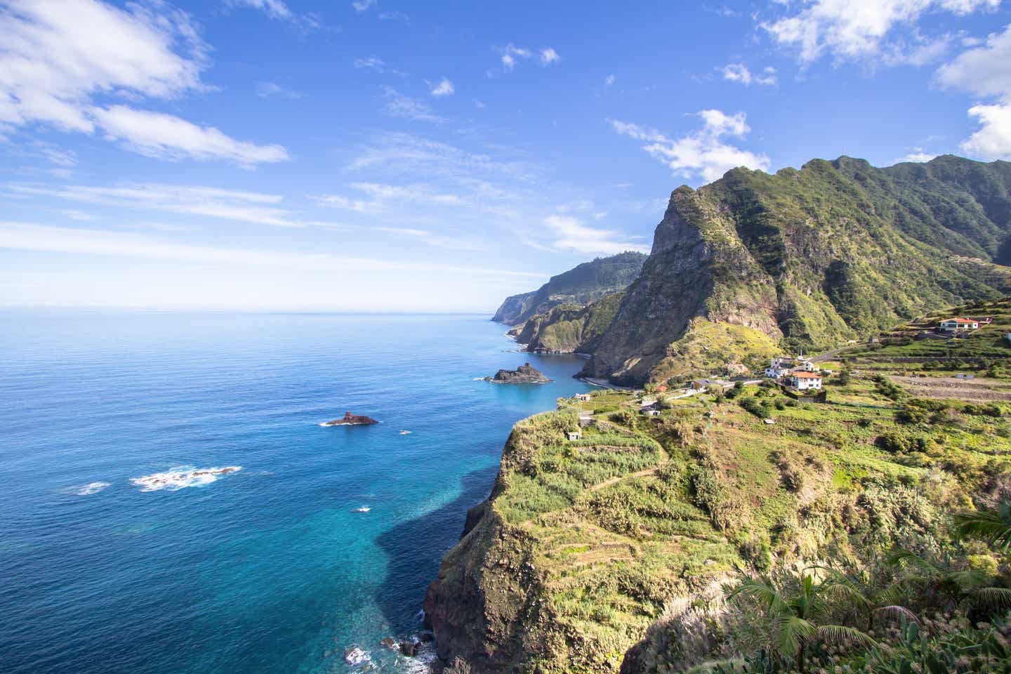 Steilklippen an der Küste im Madeira Urlaub. 