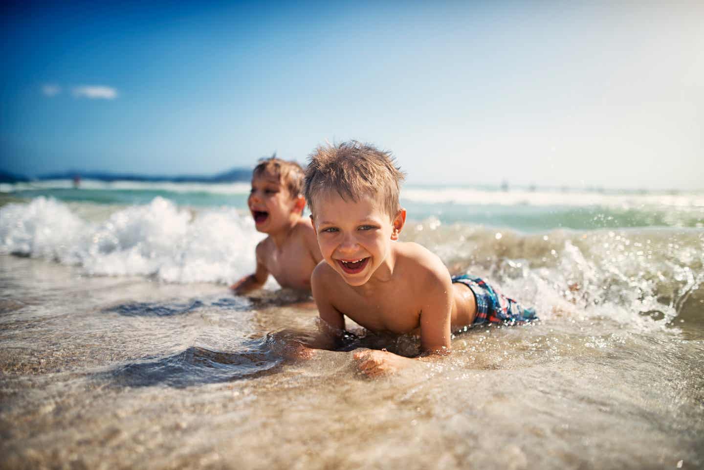 Mallorca zur besten Reisezeit: Spielende Jungen im Meer