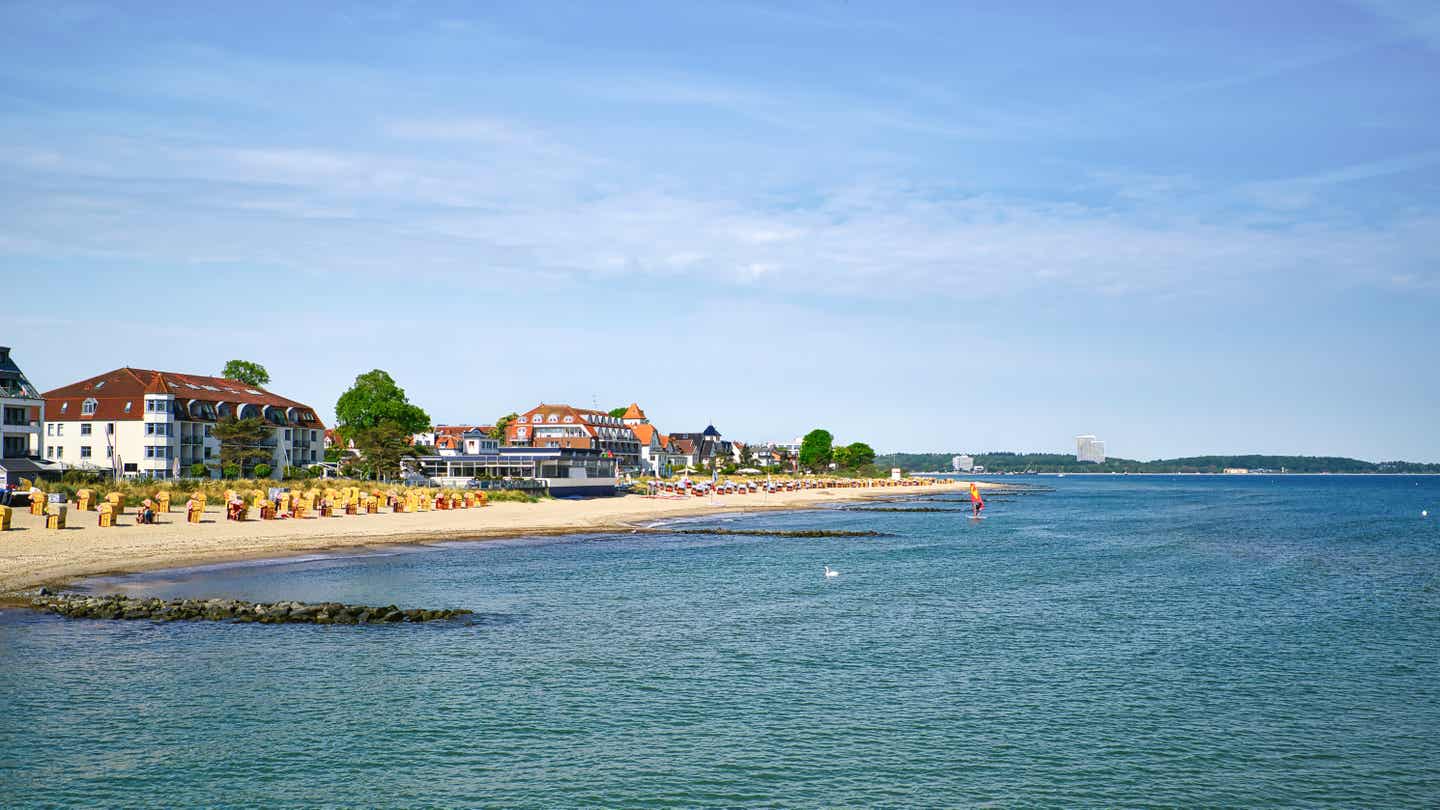 Sandstrand in Niendorf an der Ostsee, mit Strandkörben und Promenade, ideal für einen entspannten Urlaub mit Hund an der Ostsee