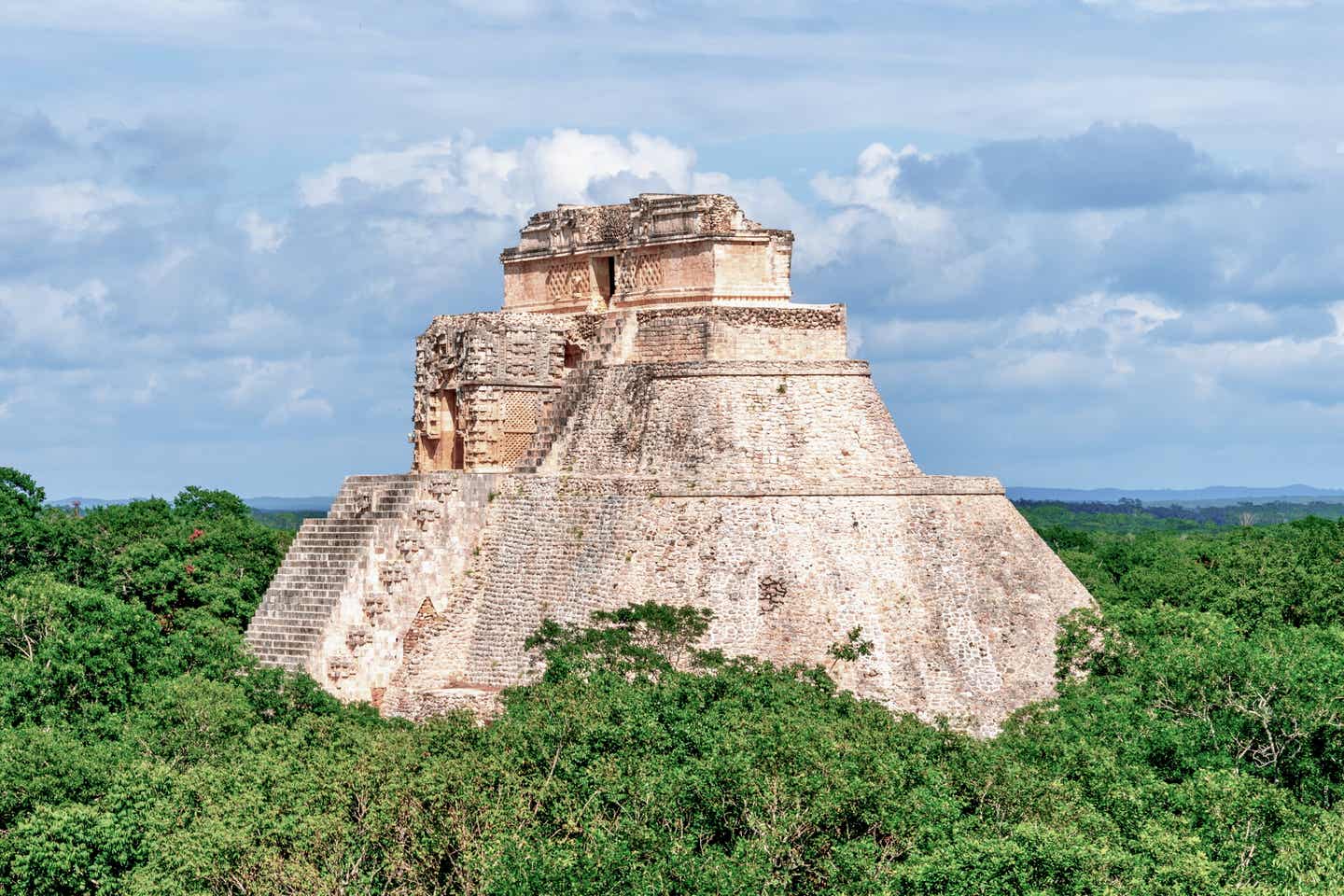 Die Pyramide von Uxmal ragt weit über das Dach des Regenwalds in Mexiko hinaus