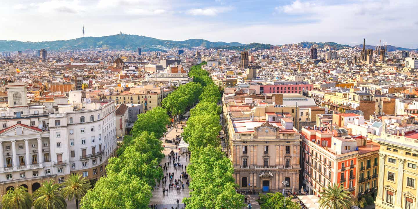 Städtereise: Blick über Barcelona mit der berühmten La Rambla Promenade