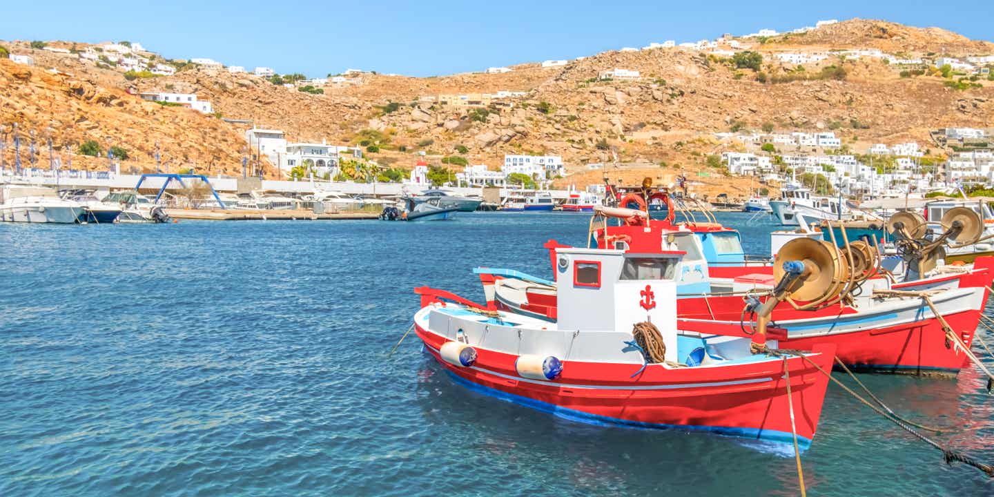 Blick auf bunte Fischkutter im Hafen von Mykonos