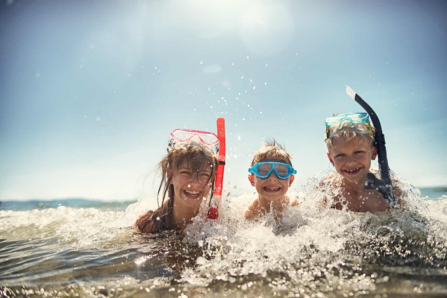 Kinder mit Schnorchelausrüstung am Meer: Familienurlaub All Inclusive