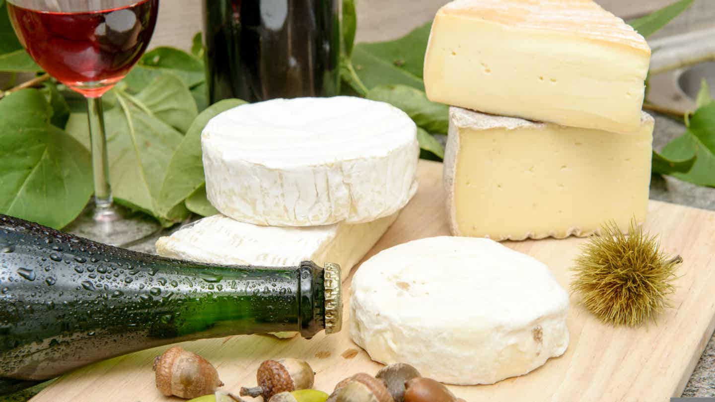 Käse frisch vom Wochenmarkt in Paris