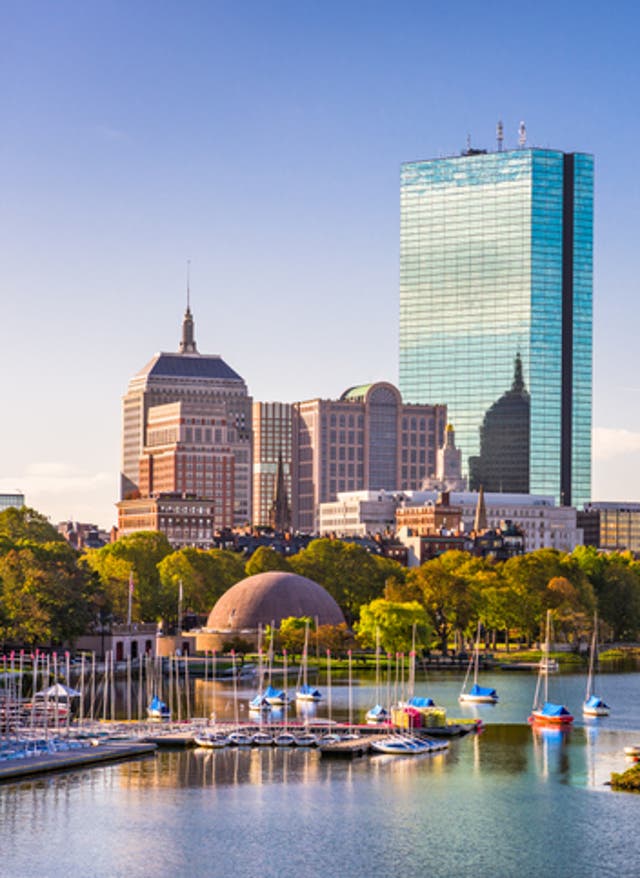 Hotel in den USA buchen Reisekalender September. Blick auf die Skyline von Boston, Massachusetts.