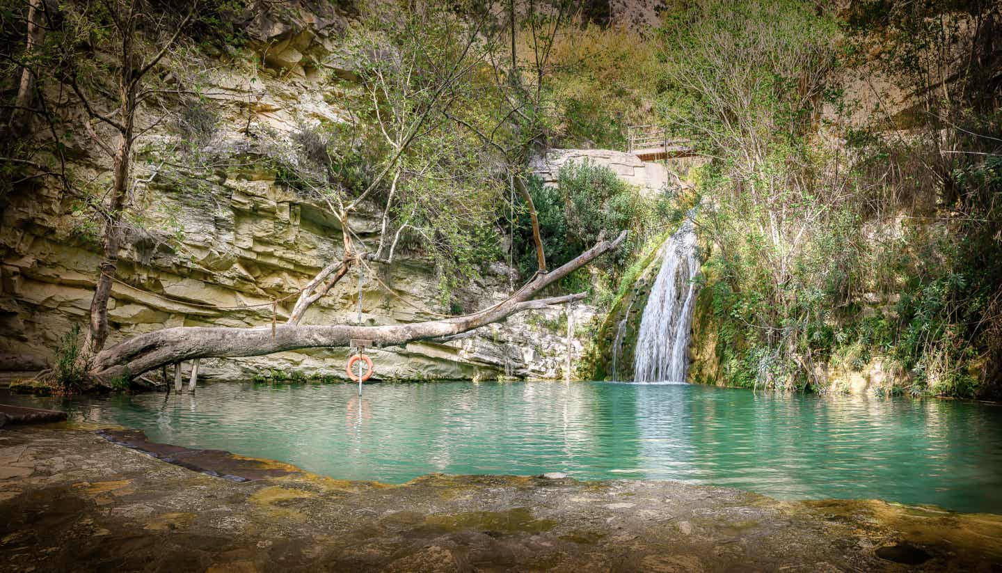 Zypern Urlaub mit DERTOUR. Wasserfall in den Adonisbädern bei Paphos auf Zypern