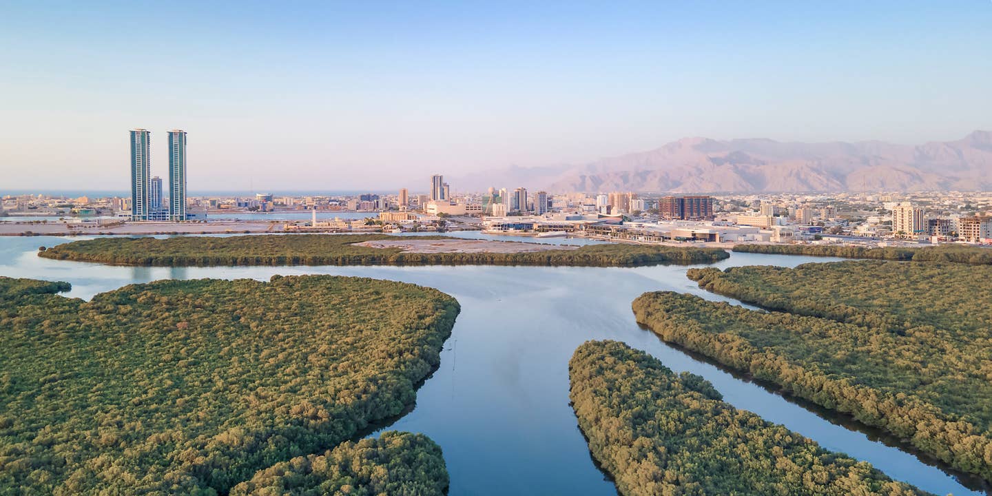 Blick auf Ras Al Khaimah mit Mangroven