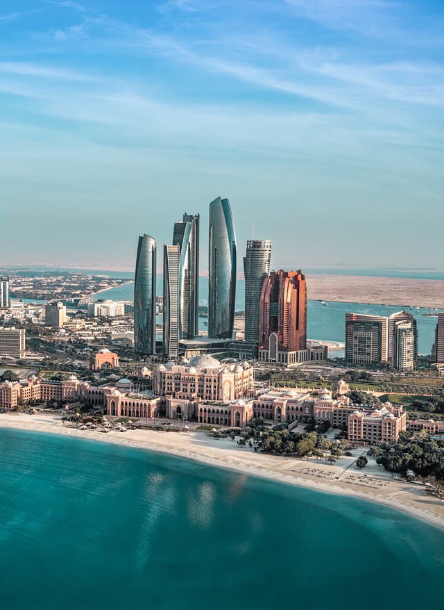 Zu den Angeboten Vereinigte Arabische Emirate - Abu Dhabi Blick auf die Skyline