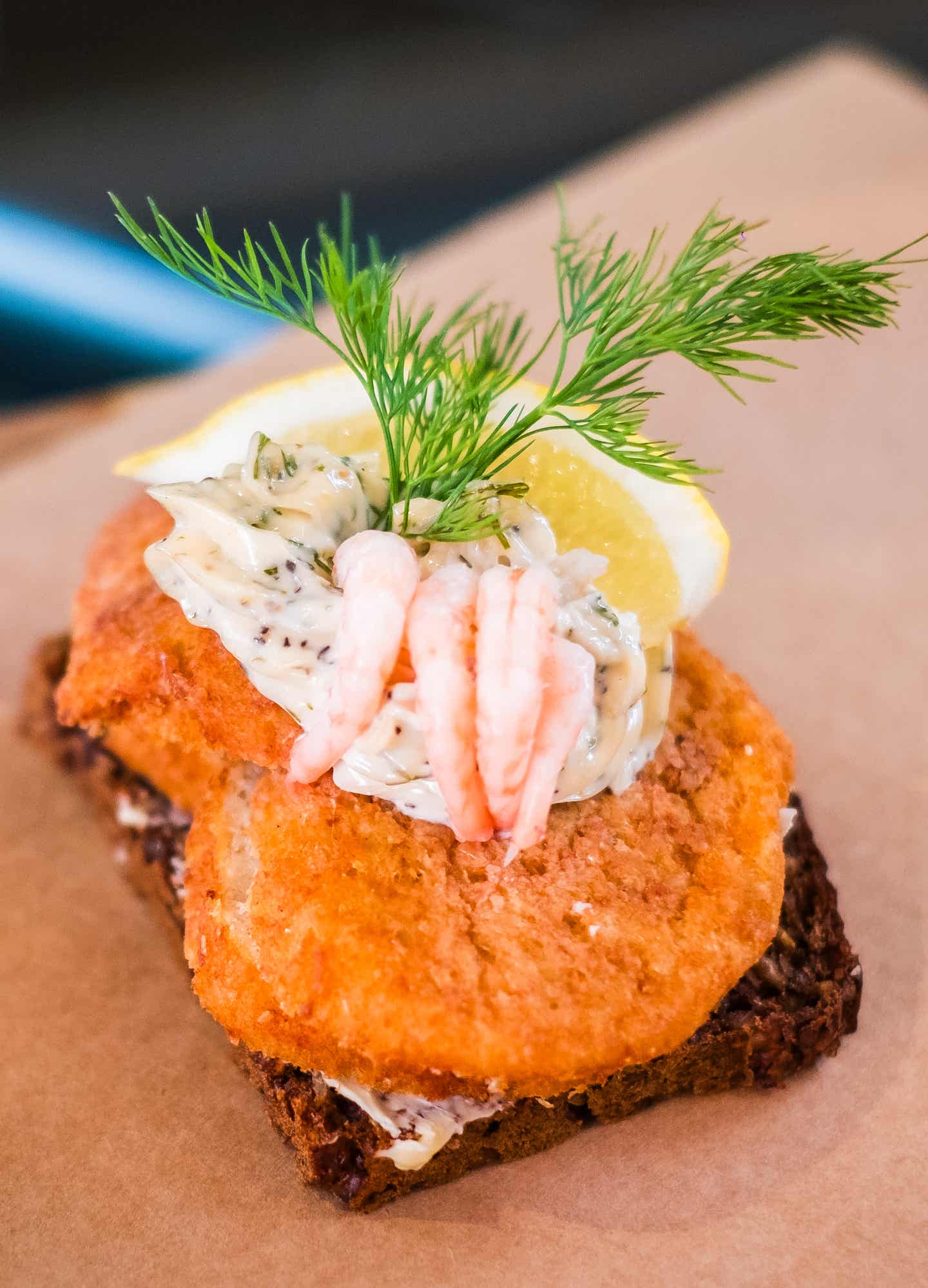 Typisches dänisches Smørrebrød mit Fisch und Garnele